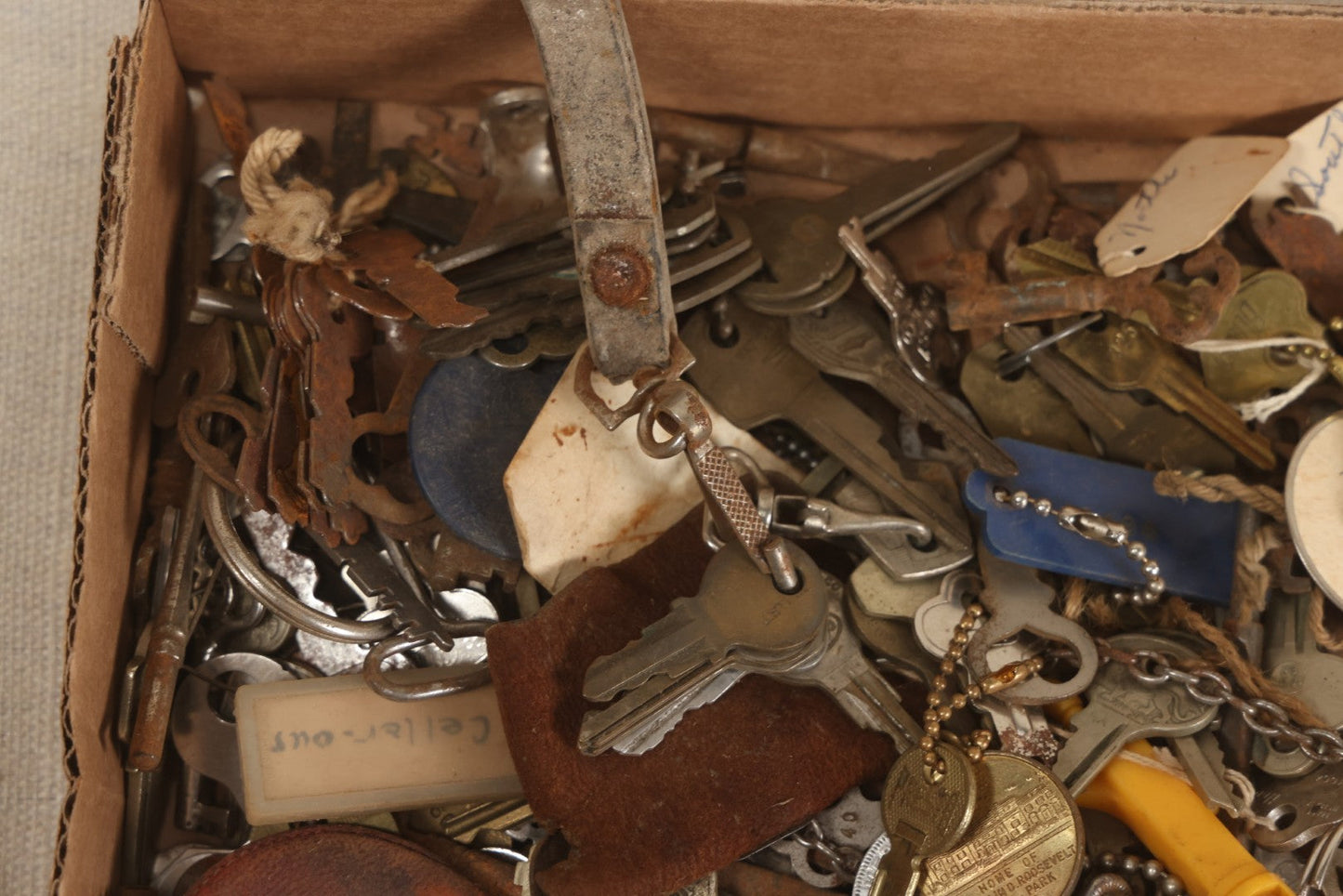 Lot 064 - Tray Lot Of Several Hundred Antique And Vintage Skeleton And Flat Keys With Associated Key Tags And Fobs