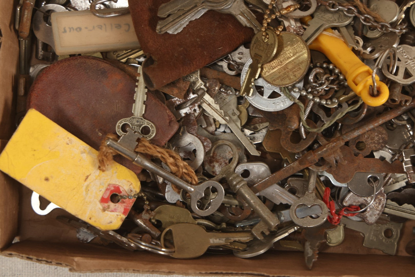 Lot 064 - Tray Lot Of Several Hundred Antique And Vintage Skeleton And Flat Keys With Associated Key Tags And Fobs
