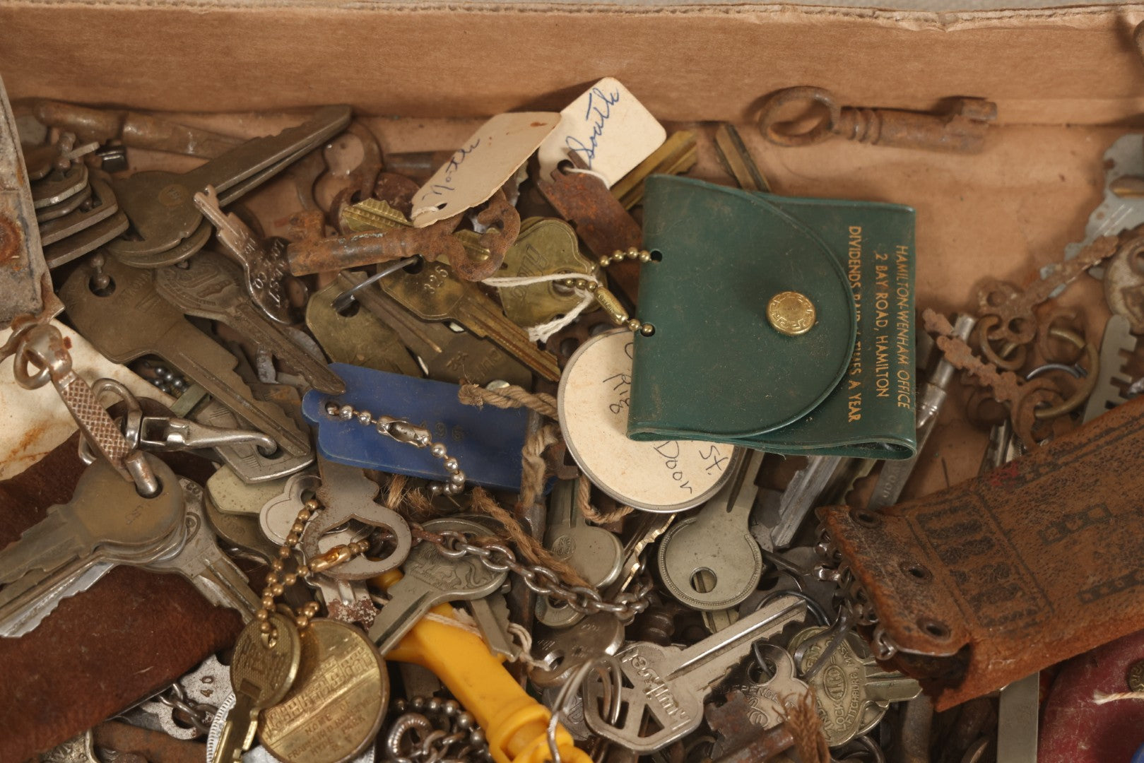 Lot 064 - Tray Lot Of Several Hundred Antique And Vintage Skeleton And Flat Keys With Associated Key Tags And Fobs