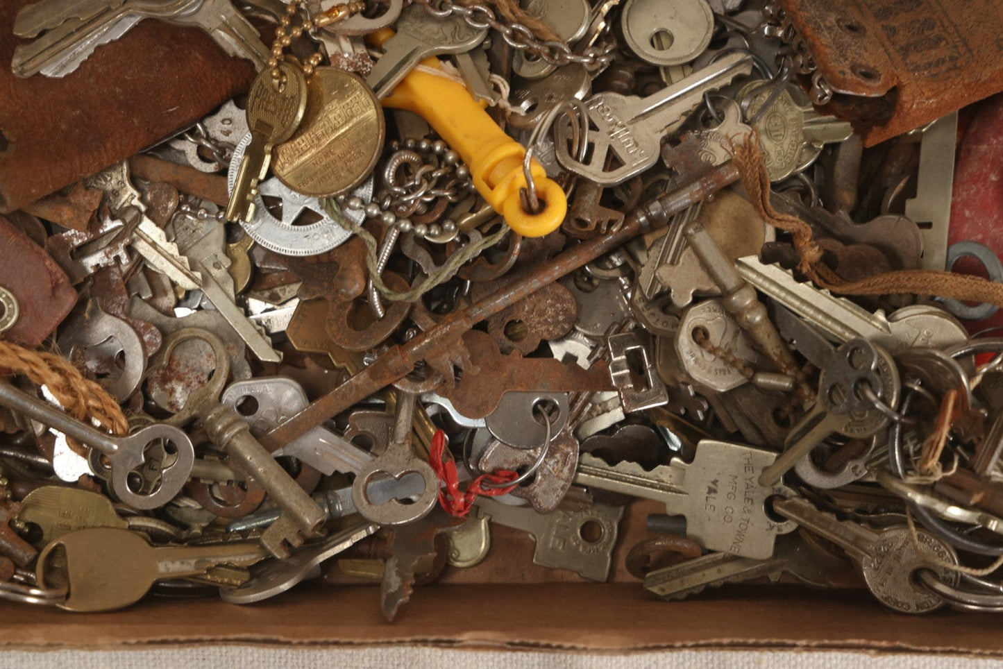 Lot 064 - Tray Lot Of Several Hundred Antique And Vintage Skeleton And Flat Keys With Associated Key Tags And Fobs