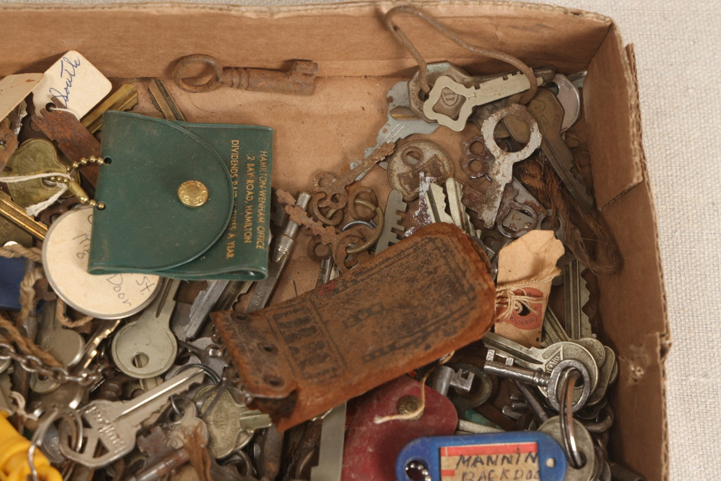 Lot 064 - Tray Lot Of Several Hundred Antique And Vintage Skeleton And Flat Keys With Associated Key Tags And Fobs