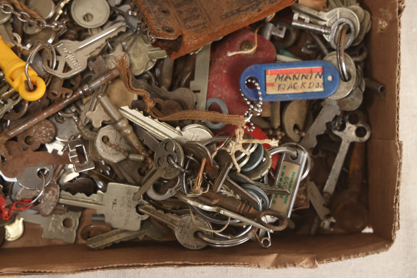 Lot 064 - Tray Lot Of Several Hundred Antique And Vintage Skeleton And Flat Keys With Associated Key Tags And Fobs