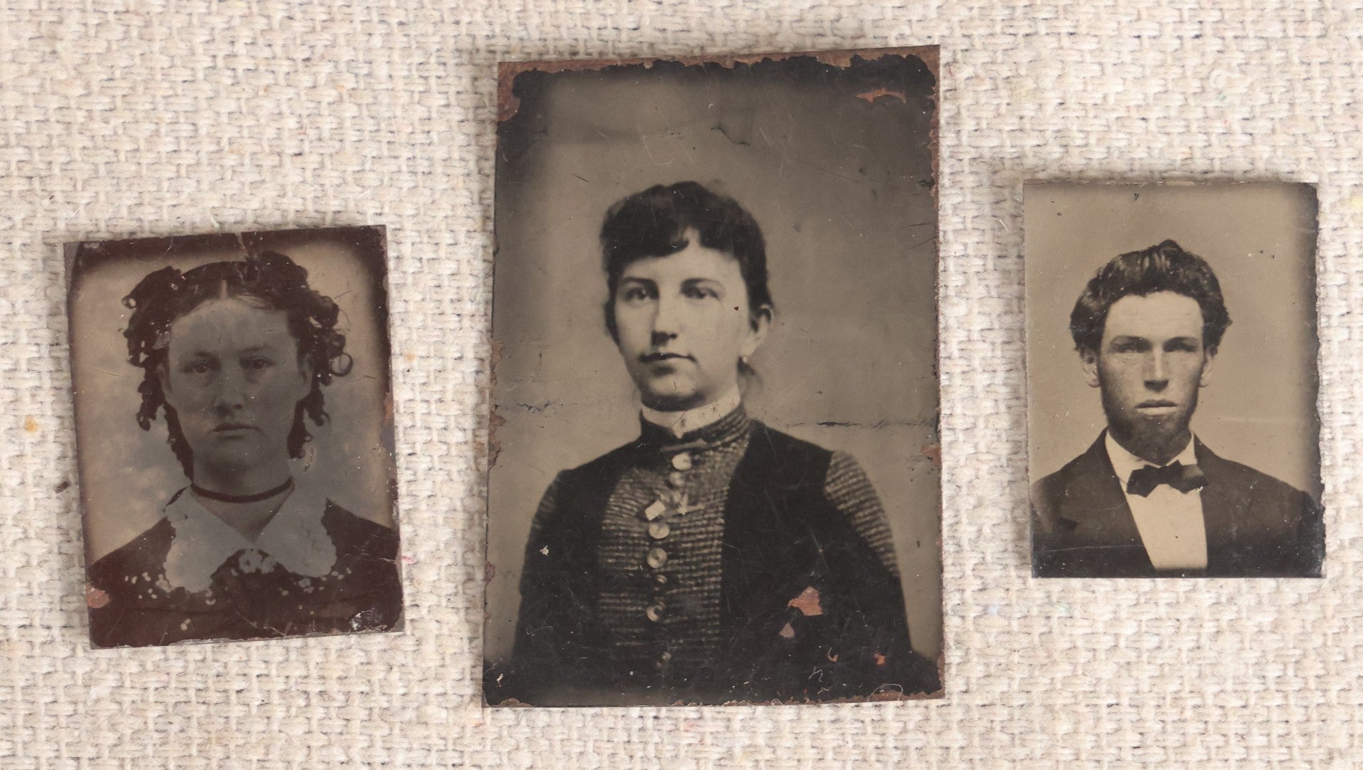 Lot 090 - Grouping Of 16 Antique Tintype Photographs Including A Full Plate Of Two Toddlers, Portraits Of Men, Women, Children, And Families