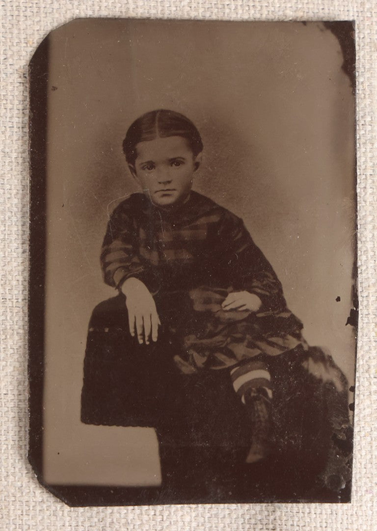 Lot 090 - Grouping Of 16 Antique Tintype Photographs Including A Full Plate Of Two Toddlers, Portraits Of Men, Women, Children, And Families