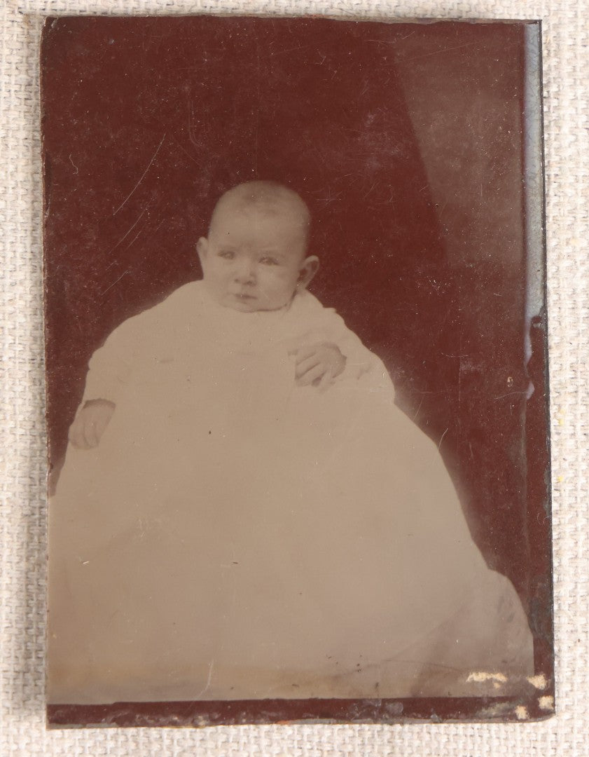 Lot 090 - Grouping Of 16 Antique Tintype Photographs Including A Full Plate Of Two Toddlers, Portraits Of Men, Women, Children, And Families