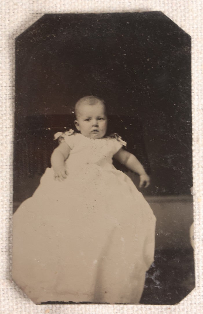 Lot 090 - Grouping Of 16 Antique Tintype Photographs Including A Full Plate Of Two Toddlers, Portraits Of Men, Women, Children, And Families