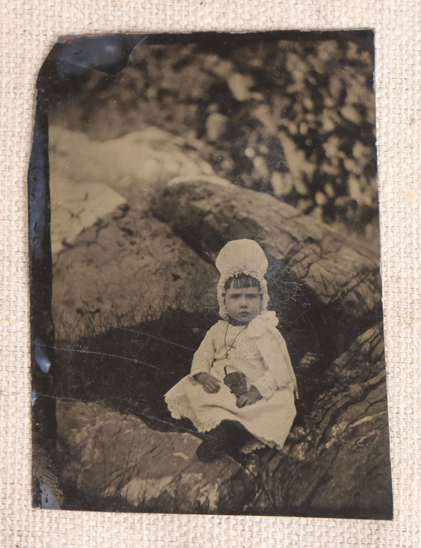 Lot 090 - Grouping Of 16 Antique Tintype Photographs Including A Full Plate Of Two Toddlers, Portraits Of Men, Women, Children, And Families