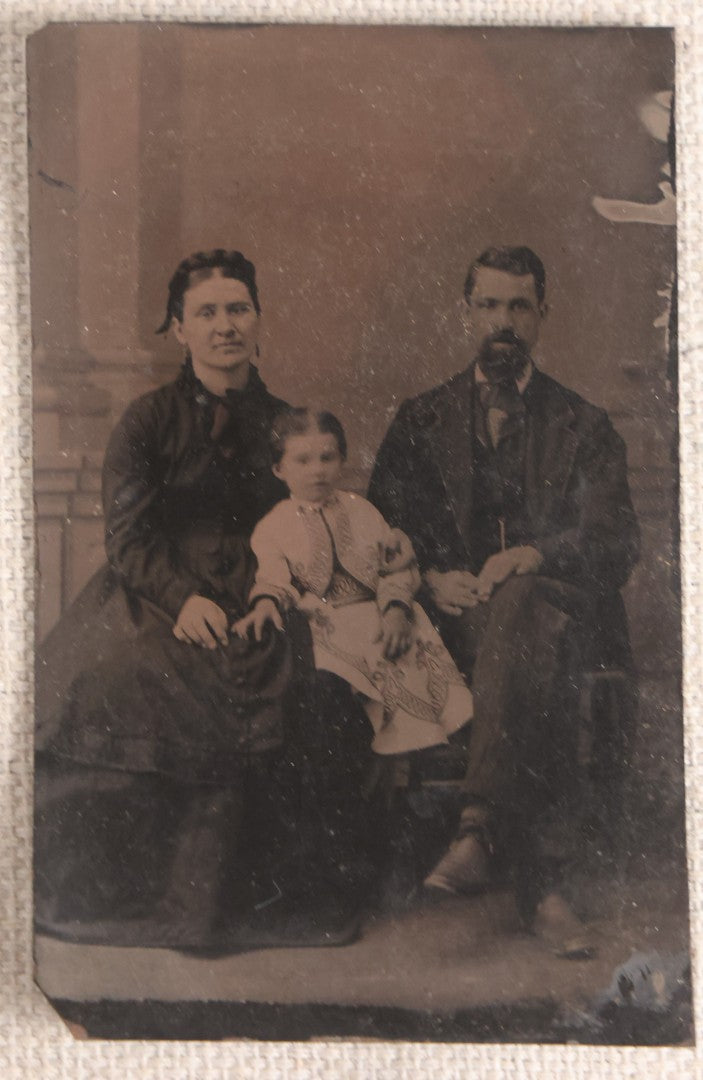 Lot 090 - Grouping Of 16 Antique Tintype Photographs Including A Full Plate Of Two Toddlers, Portraits Of Men, Women, Children, And Families
