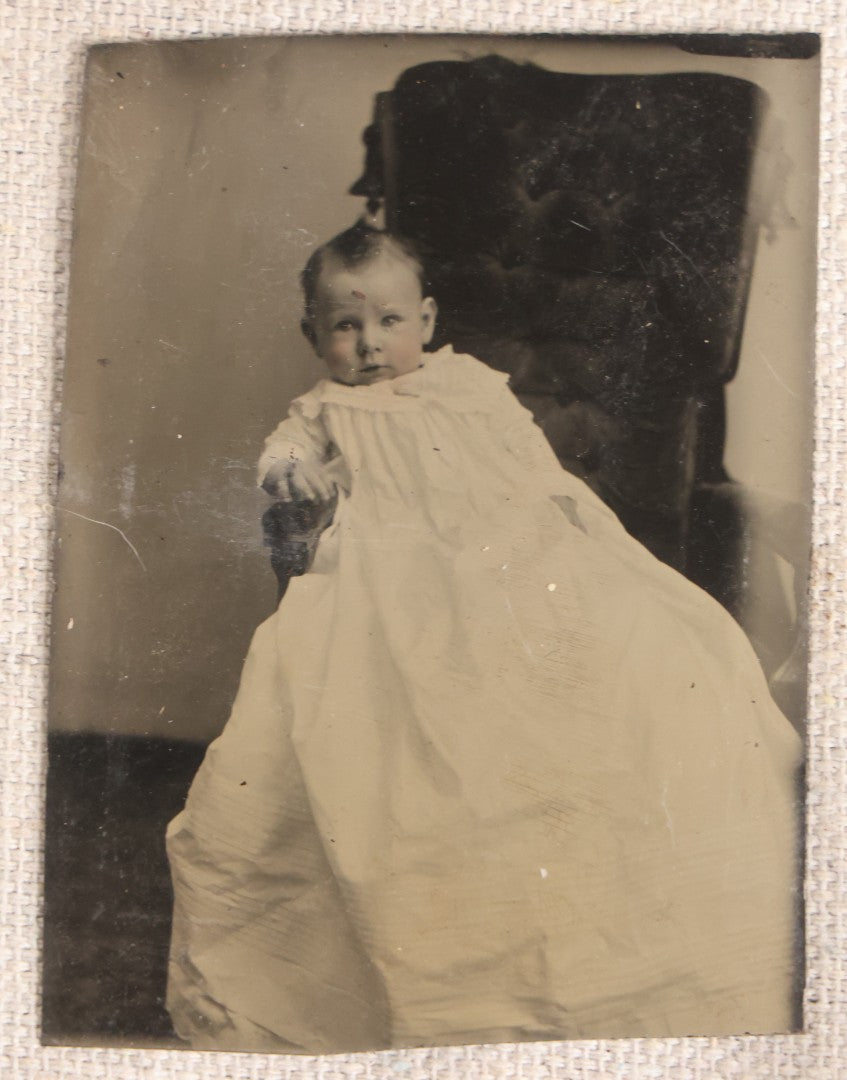 Lot 090 - Grouping Of 16 Antique Tintype Photographs Including A Full Plate Of Two Toddlers, Portraits Of Men, Women, Children, And Families