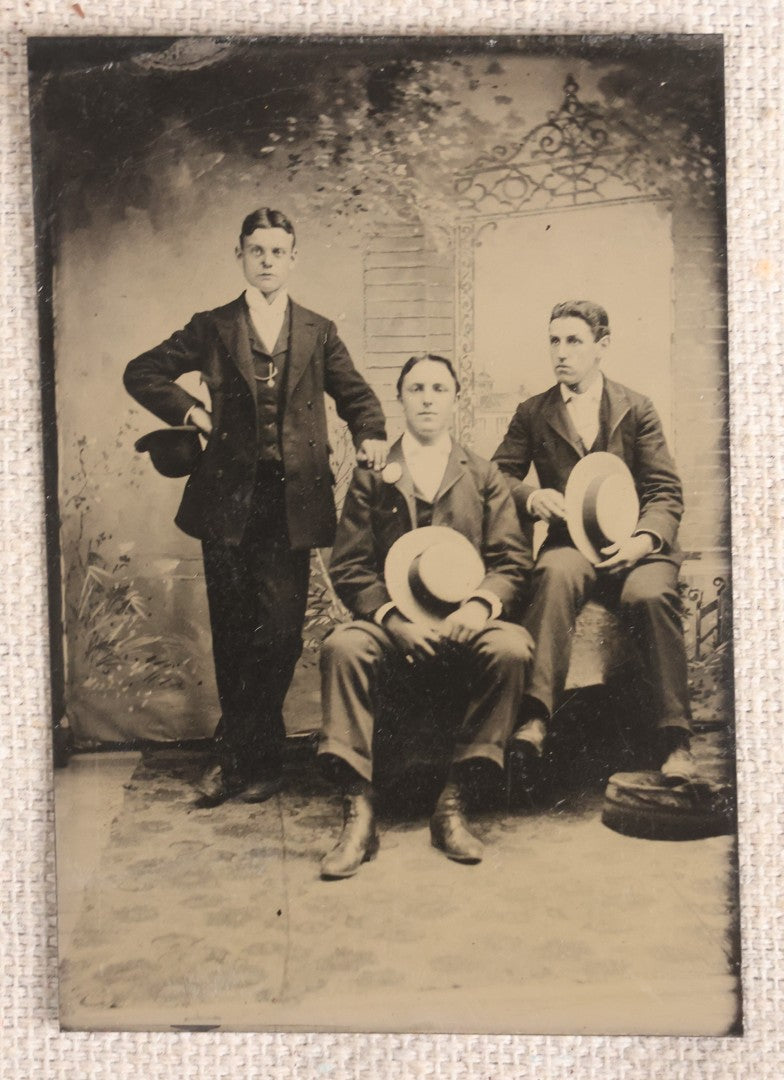 Lot 090 - Grouping Of 16 Antique Tintype Photographs Including A Full Plate Of Two Toddlers, Portraits Of Men, Women, Children, And Families