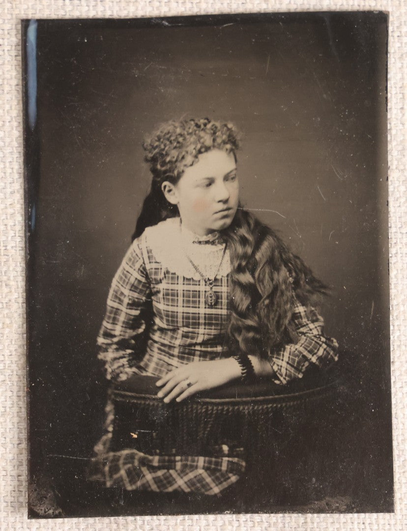 Lot 090 - Grouping Of 16 Antique Tintype Photographs Including A Full Plate Of Two Toddlers, Portraits Of Men, Women, Children, And Families
