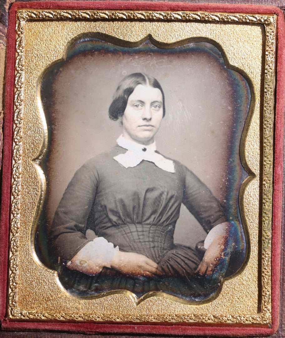 Lot 111 - Antique 1/6th Plate Daguerreotype Photograph In Half Leatherette Union Case, Young Woman In Dark Dress With White Collar And Brooch