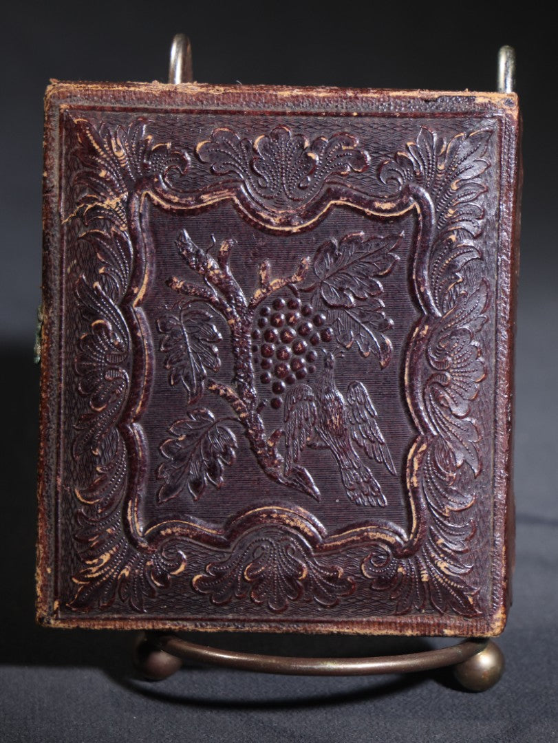 Lot 111 - Antique 1/6th Plate Daguerreotype Photograph In Half Leatherette Union Case, Young Woman In Dark Dress With White Collar And Brooch