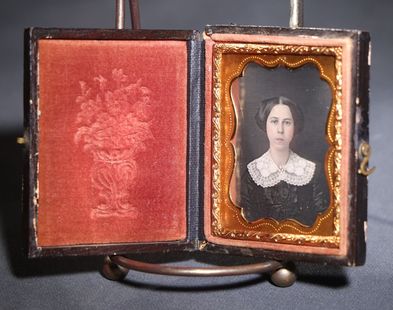 Lot 114 - Antique 1/9th Plate Daguerreotype Photograph, Full Intact Leatherette Union Case, Young Woman In Lace Collar And Dark Dress, Scroll And Medallion Design