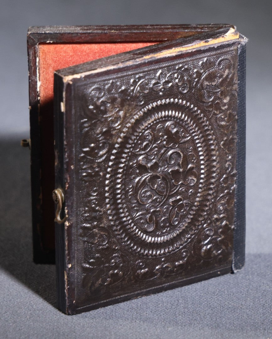 Lot 114 - Antique 1/9th Plate Daguerreotype Photograph, Full Intact Leatherette Union Case, Young Woman In Lace Collar And Dark Dress, Scroll And Medallion Design