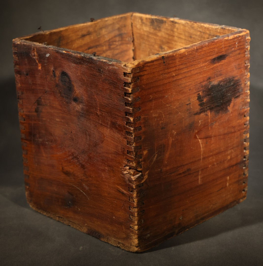Antique Sylphon No. 22 L.P. Steam Damper Regulator Finger-Jointed Wooden Shipping Crate, American Radiator Company