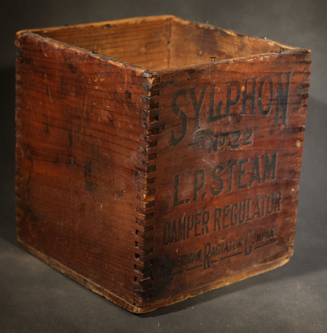 Antique Sylphon No. 22 L.P. Steam Damper Regulator Finger-Jointed Wooden Shipping Crate, American Radiator Company