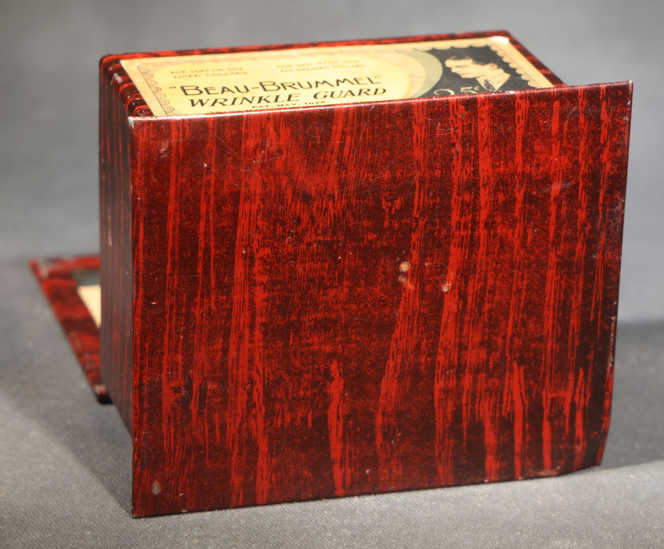 Antique "Beau-Brummel" Wrinkle Guard Tin Counter Display Box with Glass Lid, Men's Collar Accessory, Patented May 1926, 25 Cents