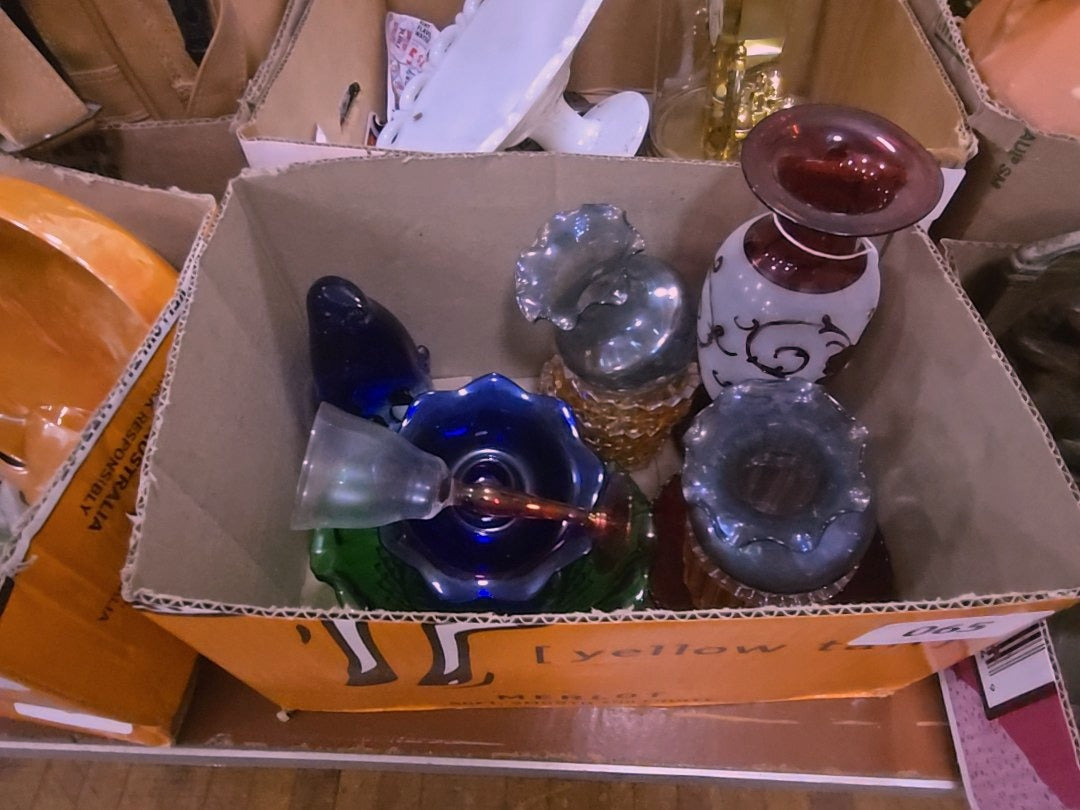 box lot with miscellaneous colored glass