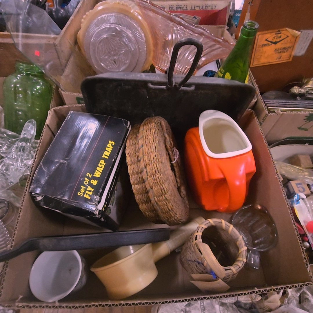 box lot with picture and baskets