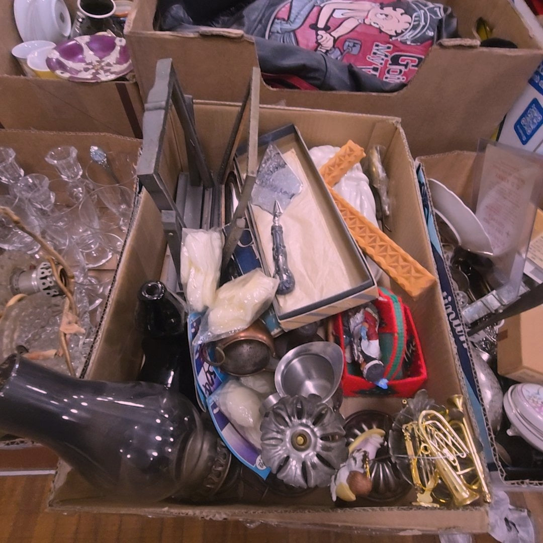 box lot of miscellaneous Smalls including cake knife