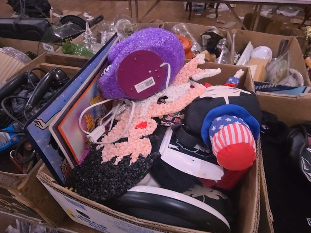 box lot with miscellaneous Betty Boop collectibles