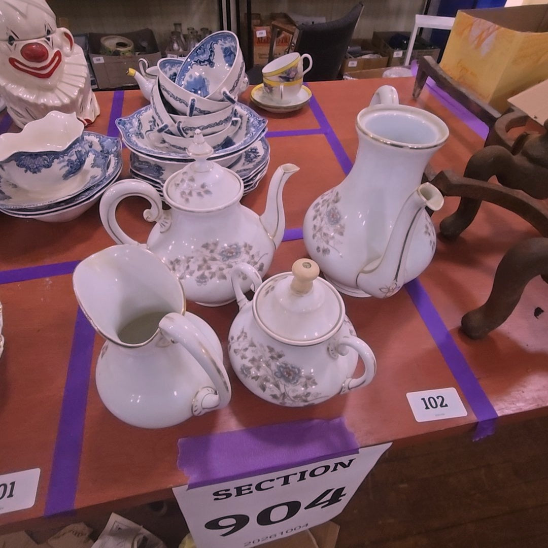 teapots with cream and sugar