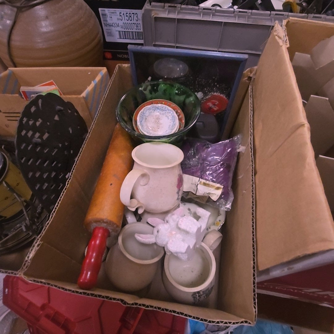 Fox lot of mugs and glassware