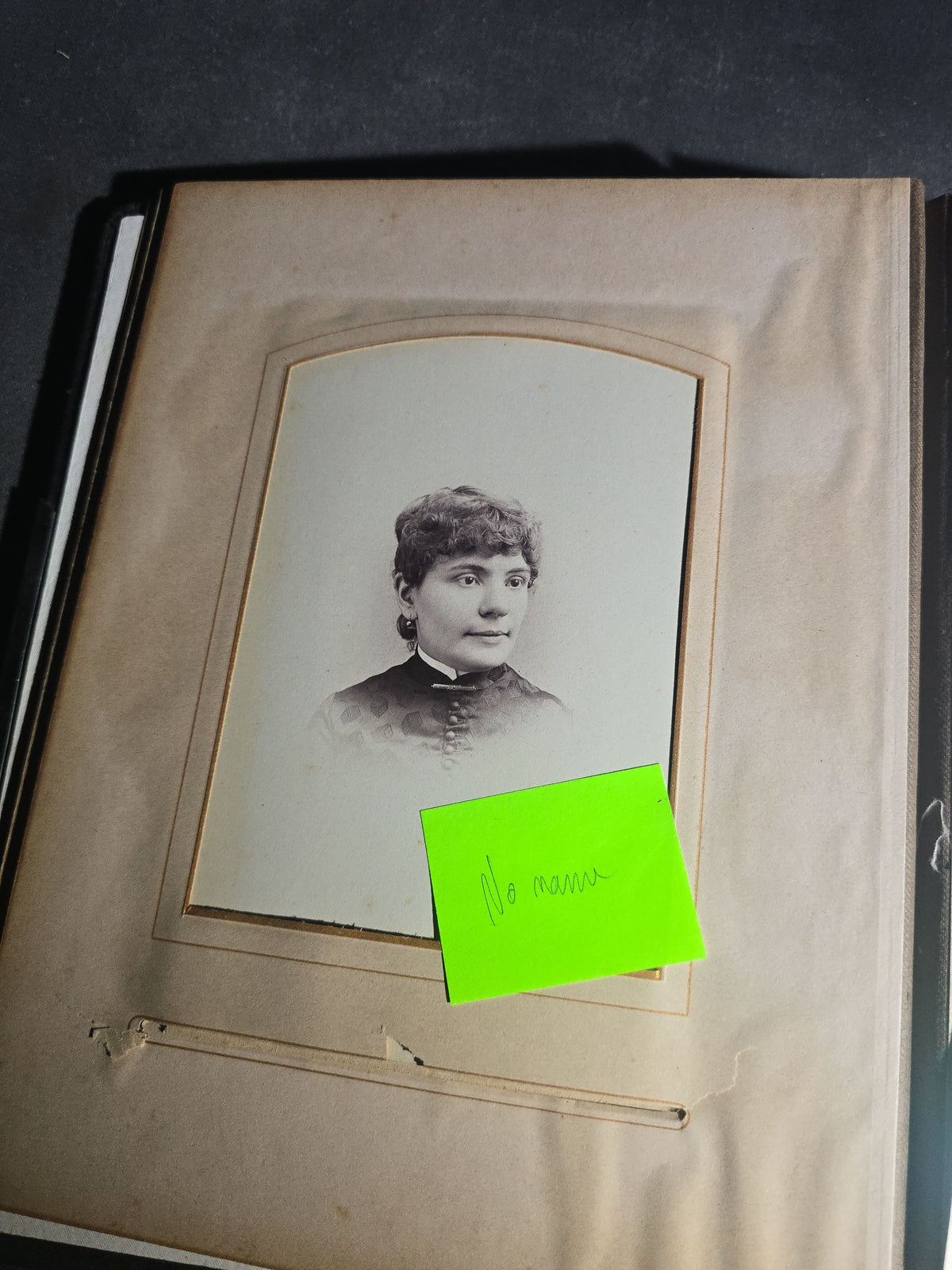 Antique Victorian Cabinet Card Photograph Album with Multiple Portraits, including Photographs by Jacoby of Minneapolis, Minnesota and Hastings of Newport, Rhode Island