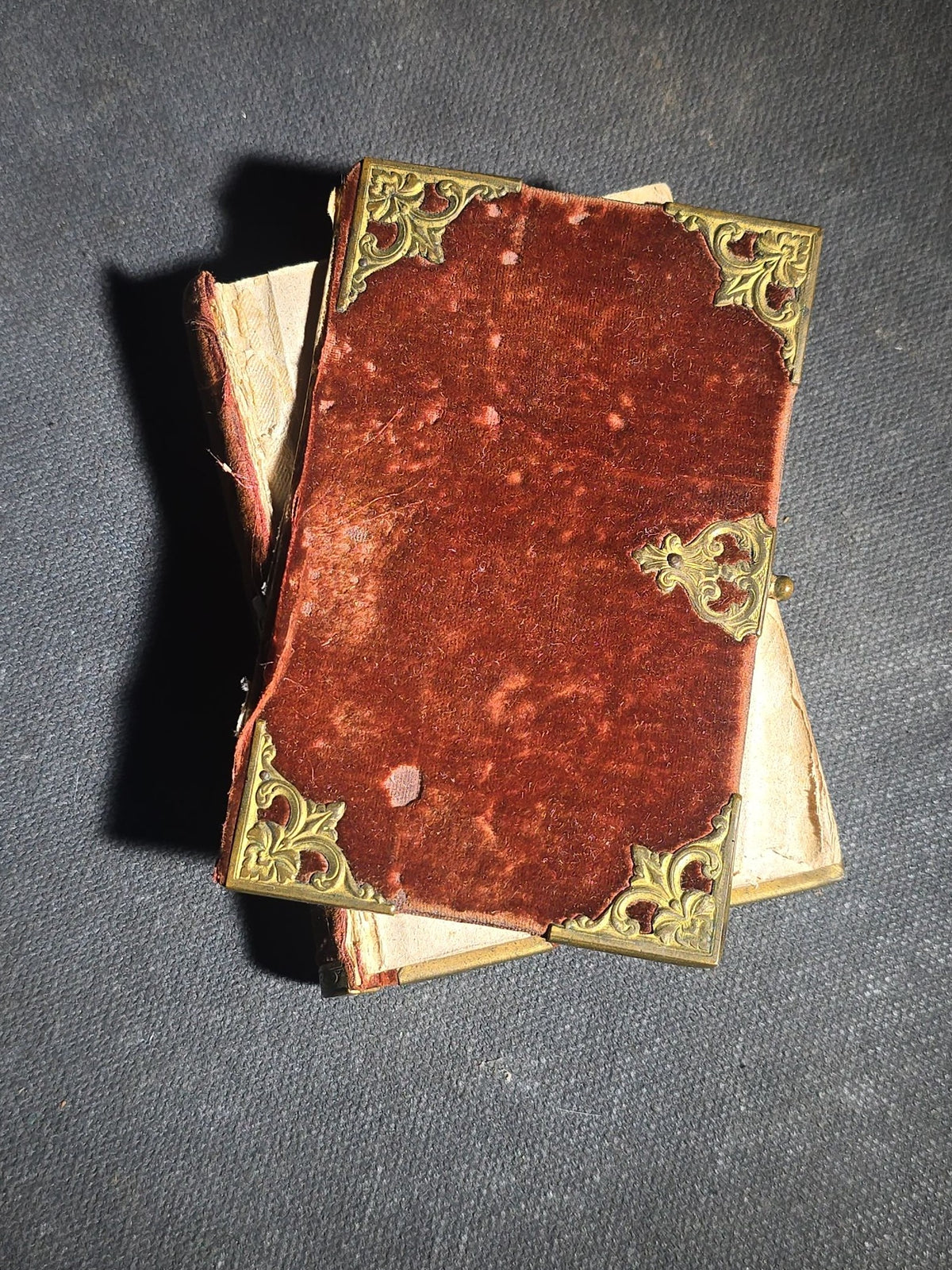 "Manual Abreviado Da Missa E Da Confissao" Antique Portuguese-Language Illustrated Catholic Prayer Book by J.-I. Roquette, Published by V.a J.-P. Aillaud, Monlon E Cia., Paris, 1853, with Brass-Mounted Velvet Binding, Cover Detached