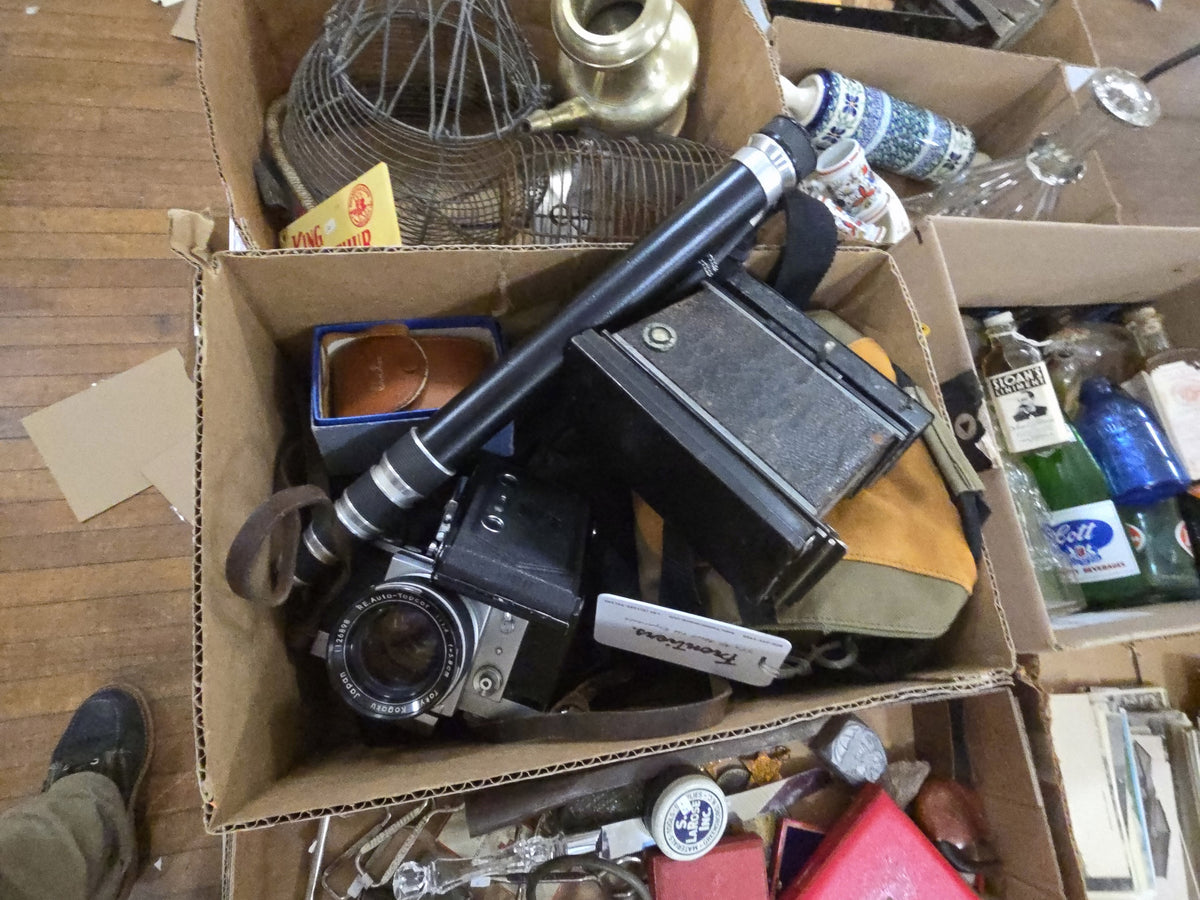 box lot with miscellaneous cameras