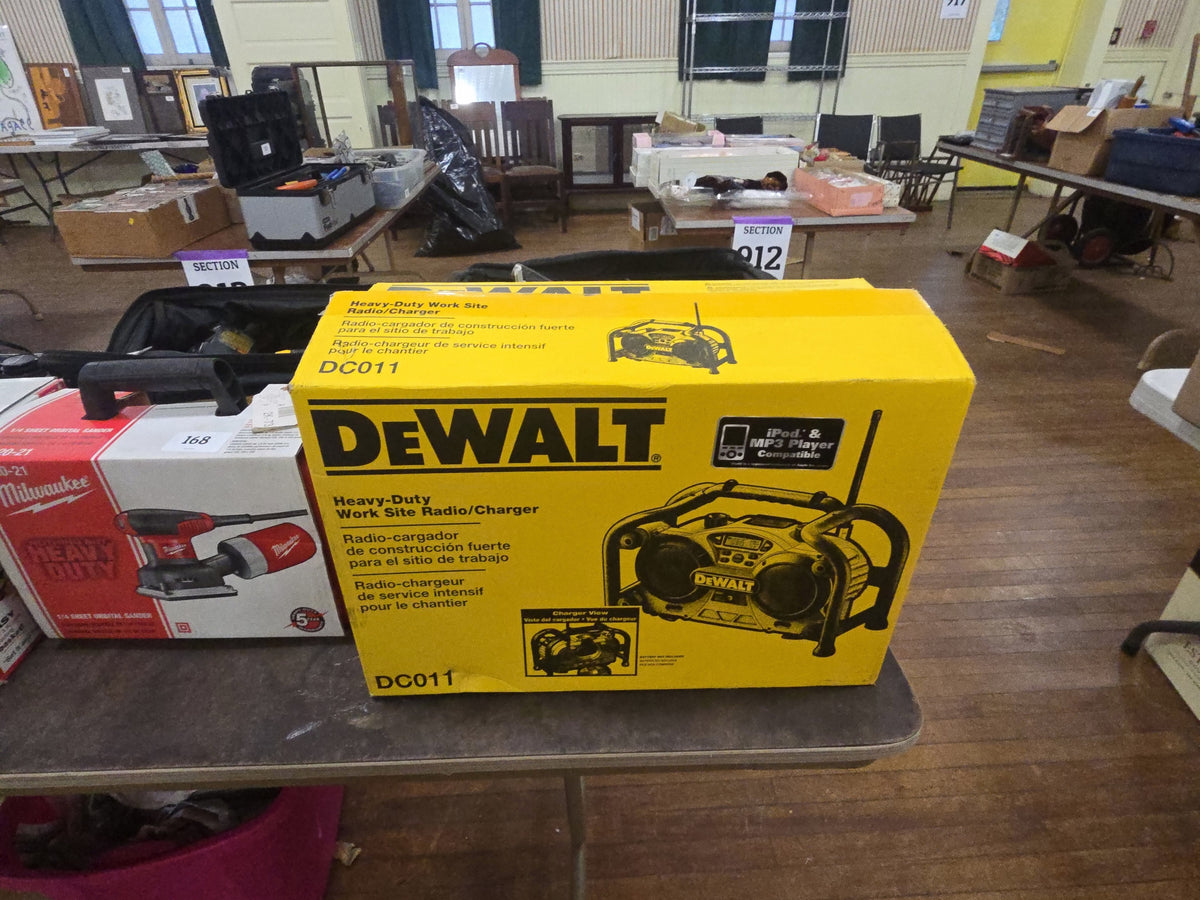 DeWalt dc011 heavy duty worksite radio and charger new in box
