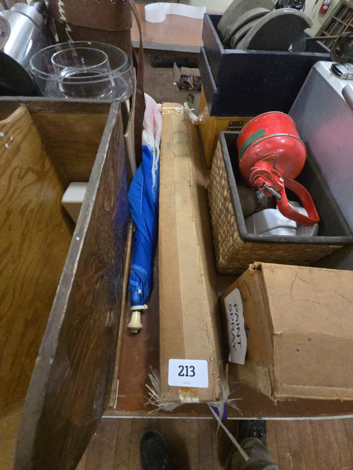 box with arrows and flag