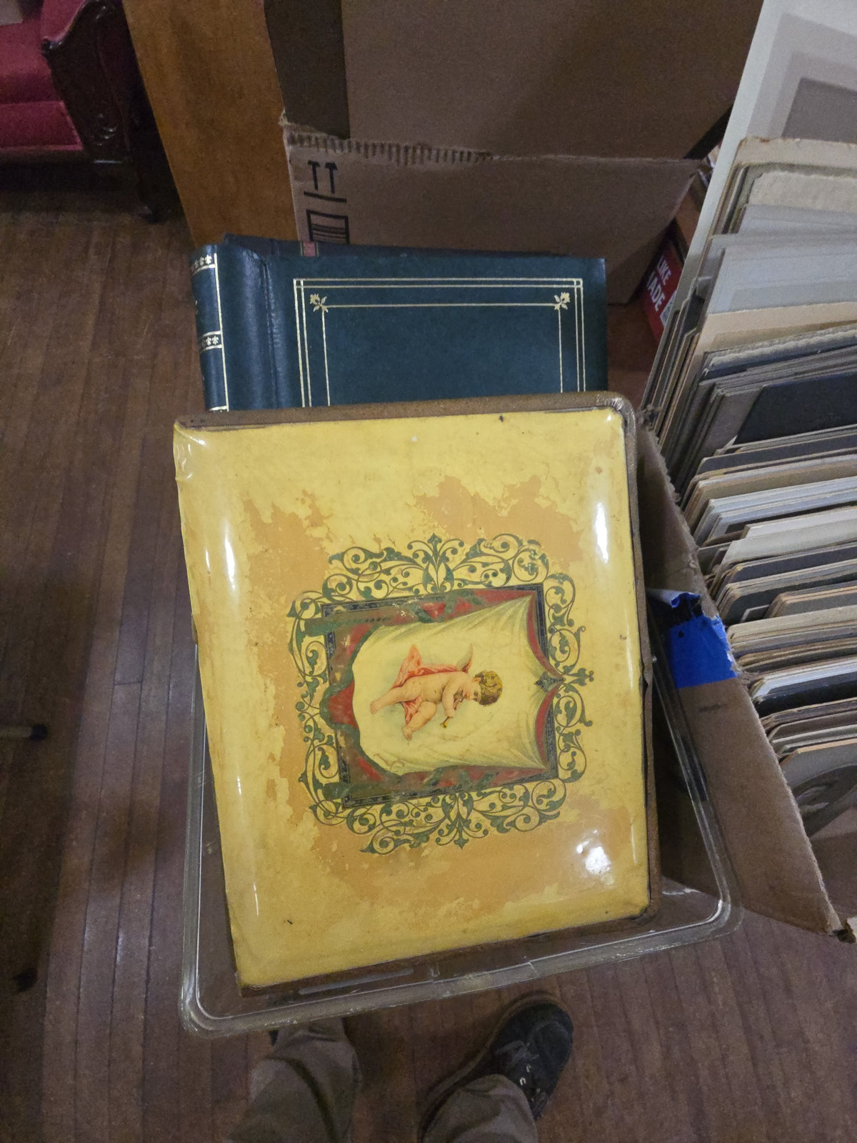 box lot with three photo albums, two empty