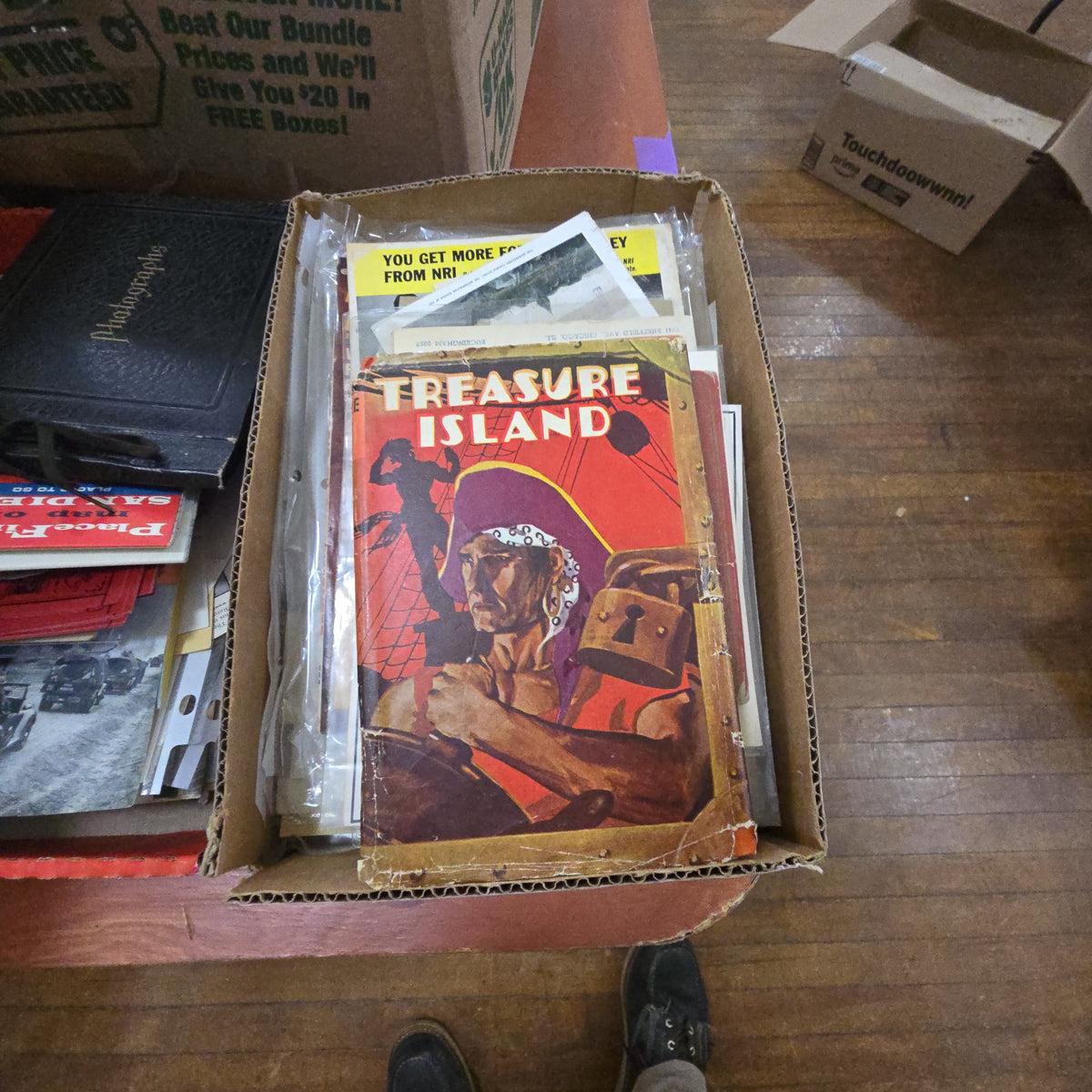 box lot of vintage ephemera including book and magazines
