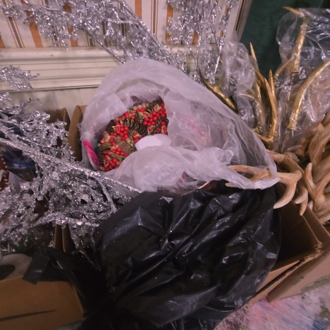 box lot of miscellaneous Christmas decor and linens