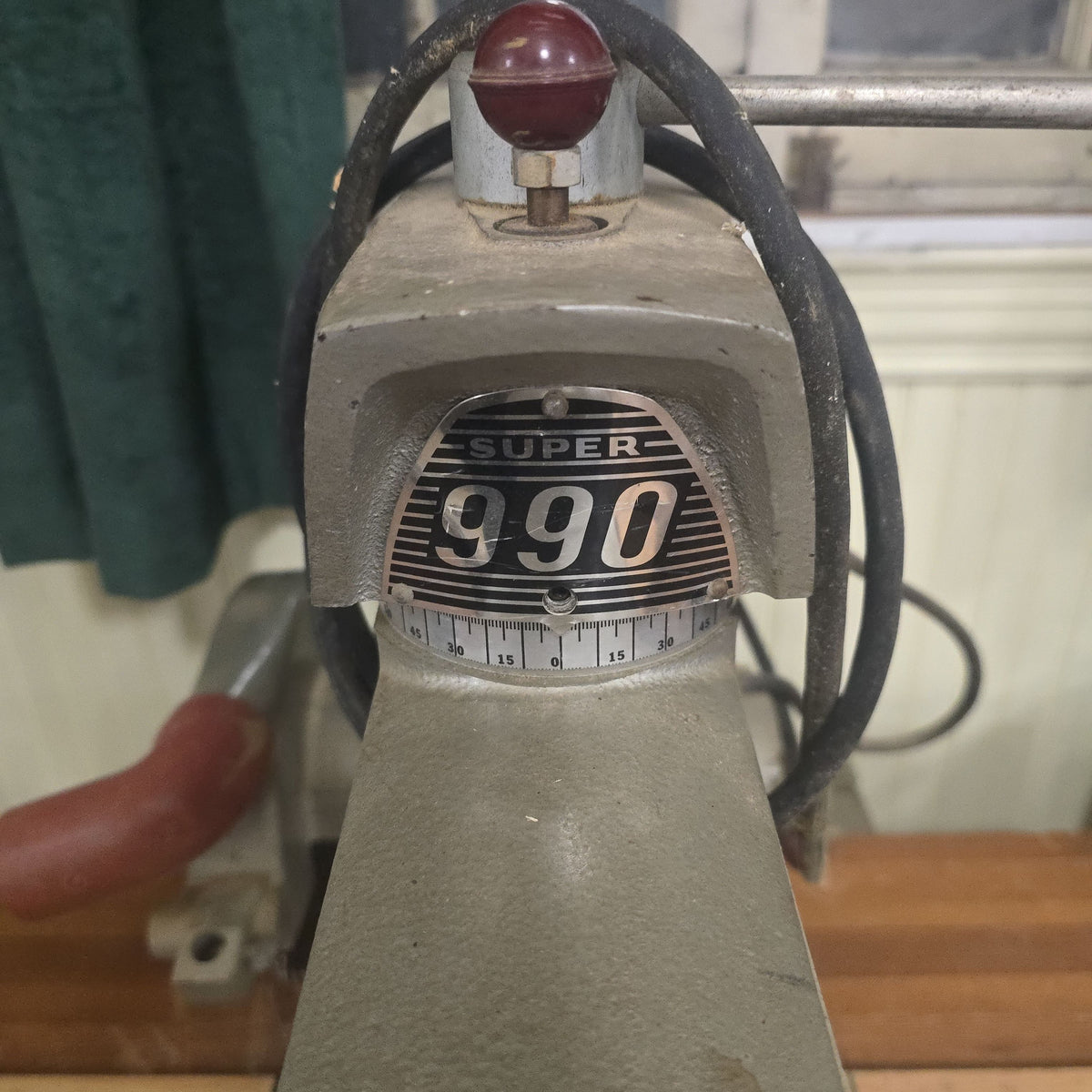 vintage Rockwell Delta 130 amp super 990 radial saw, on table base