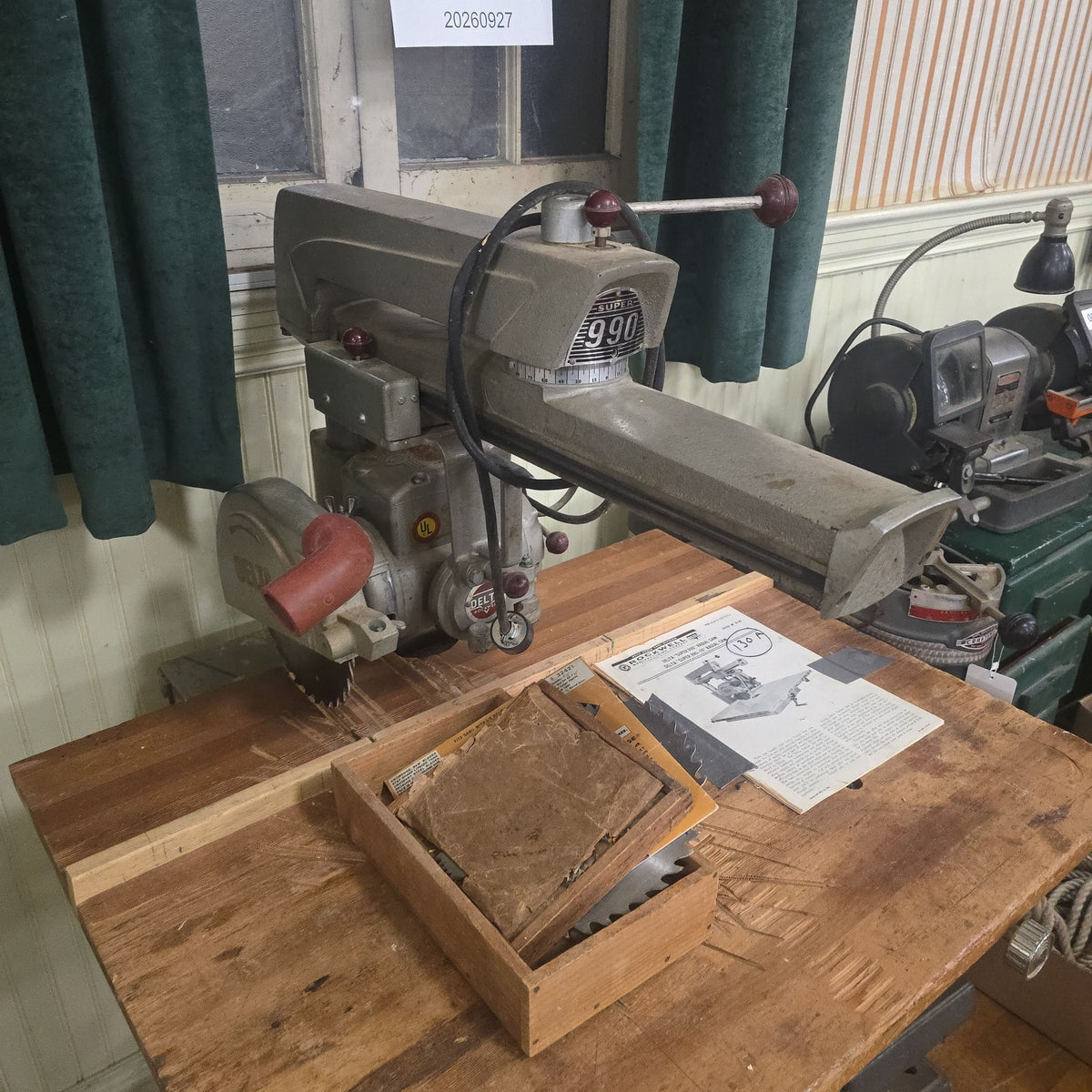 vintage Rockwell Delta 130 amp super 990 radial saw, on table base