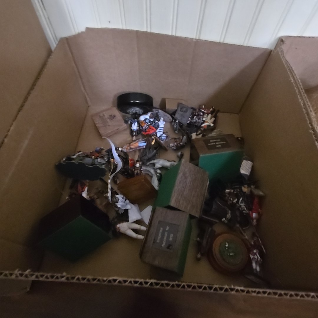 box lot with modern Soldier models