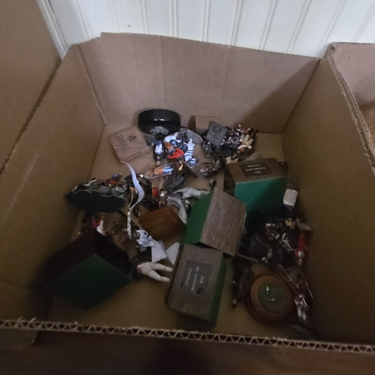 box lot with modern Soldier models