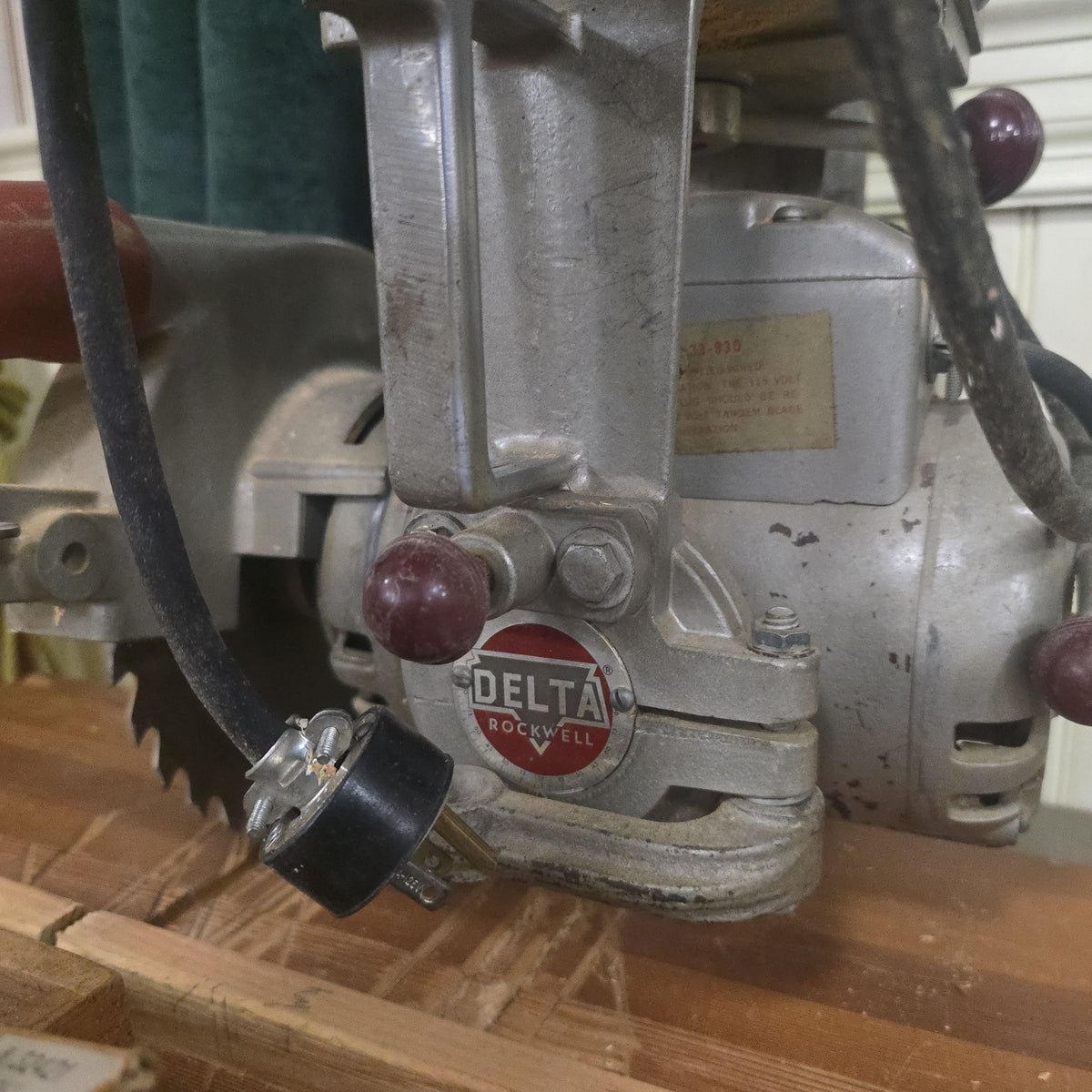 vintage Rockwell Delta 130 amp super 990 radial saw, on table base