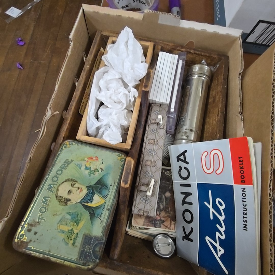 box lot with miscellaneous Smalls and carry tray
