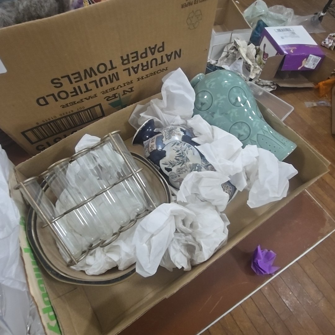 box lot with Chinese vases and pottery Bowl