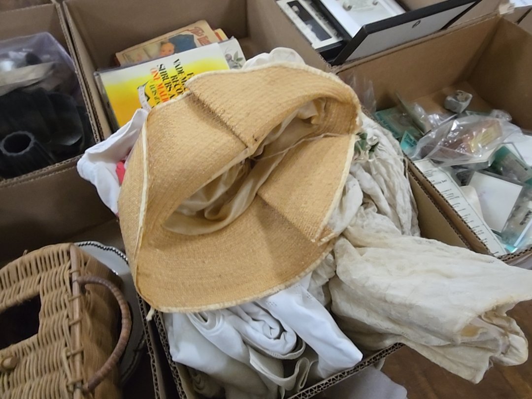 box lot of miscellaneous linen