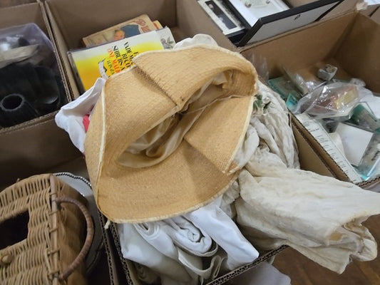 box lot of miscellaneous linen