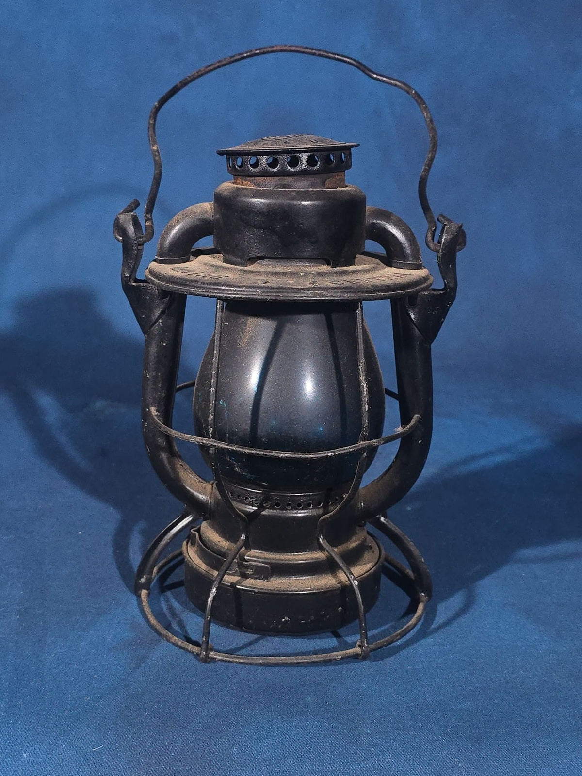 Antique Dietz Vesta Railroad Lantern, New York, U.S.A., Maine Central Railroad, Blue Globe