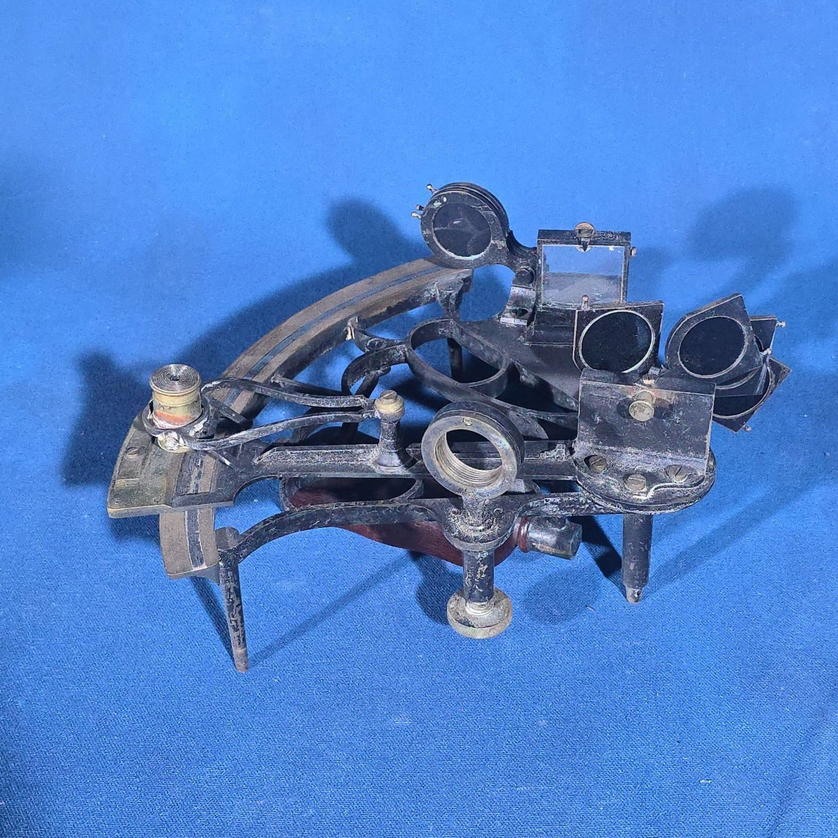 Antique Maritime Sextant No. 5706, Manufactured by Heath & Co. Ltd., Crayford, London, Engraved "Humphrey Matthews. R.N.," in Mahogany Case with 1916 National Physical Laboratory Certificate