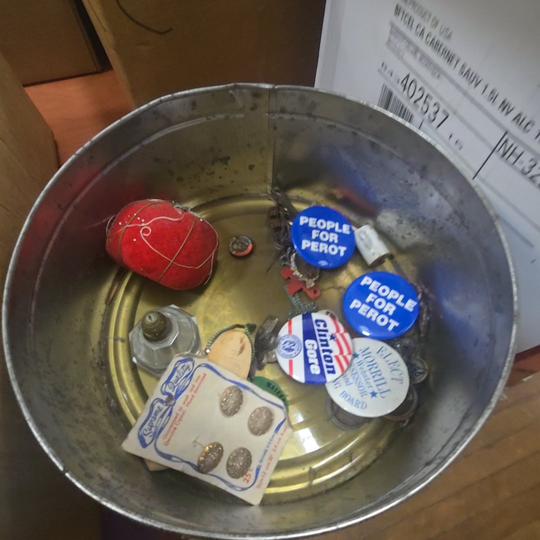 Tin lot with buttons