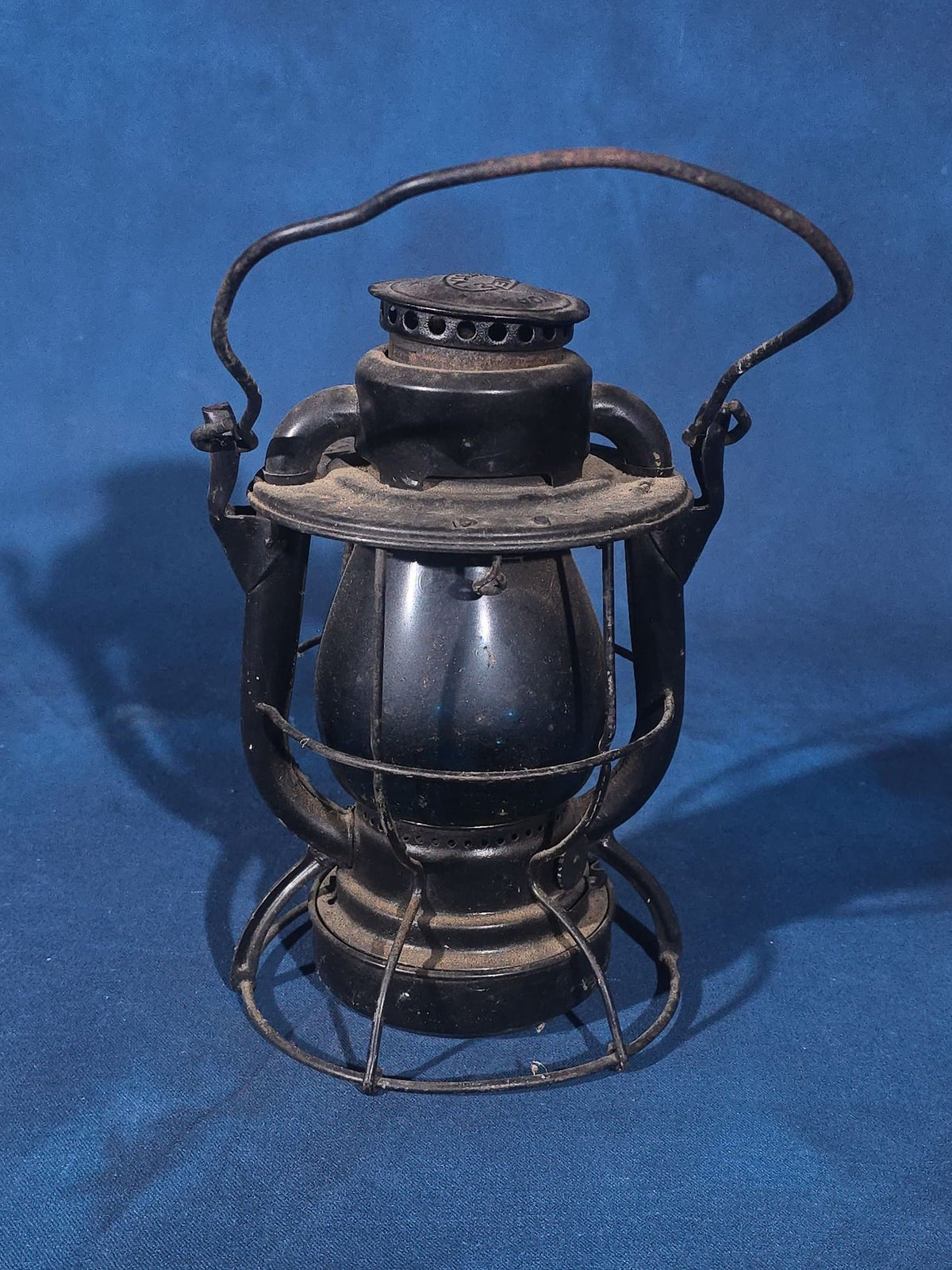 Antique Dietz Vesta Railroad Lantern, New York, U.S.A., Maine Central Railroad, Blue Globe