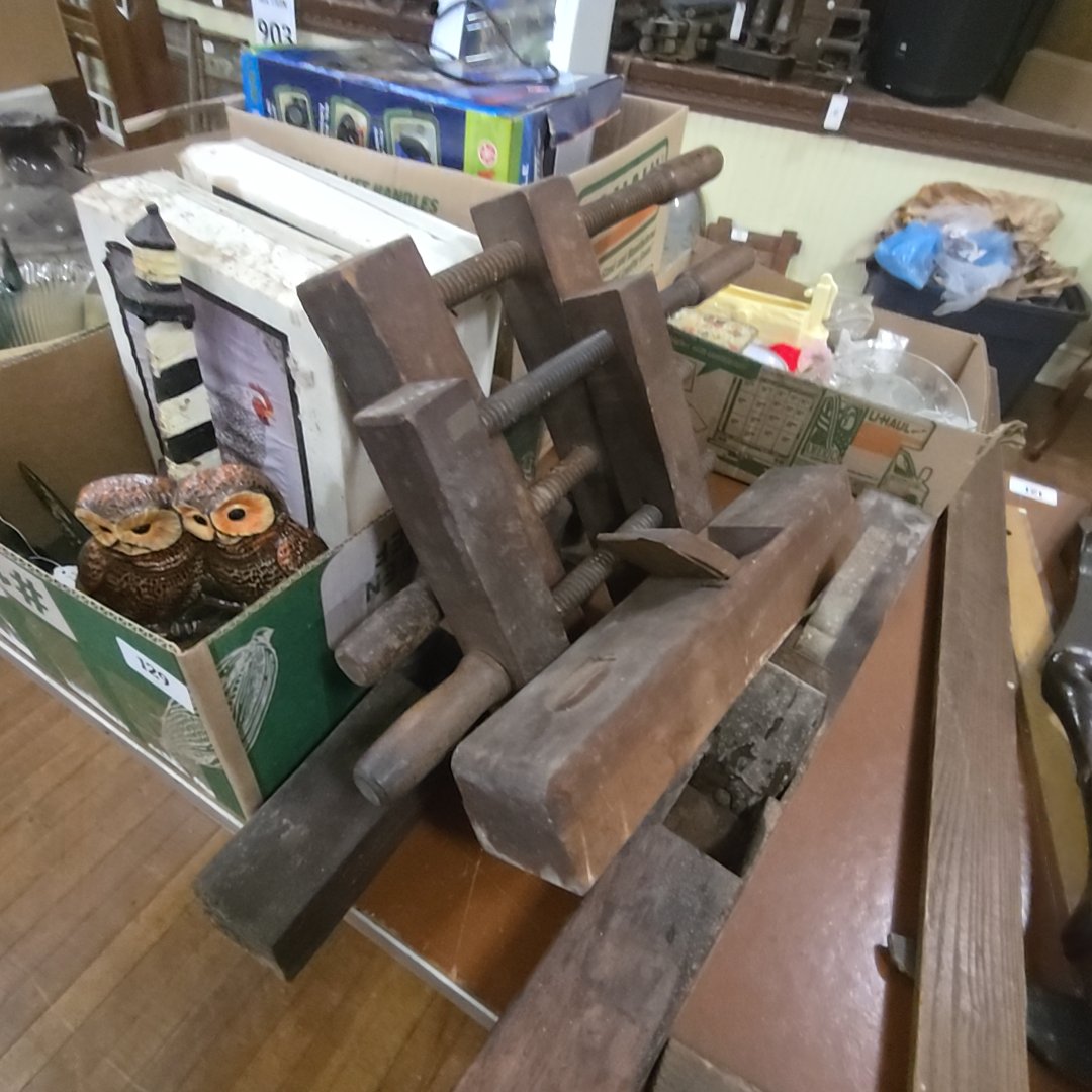 grouping with three wood planes and two wood clamps